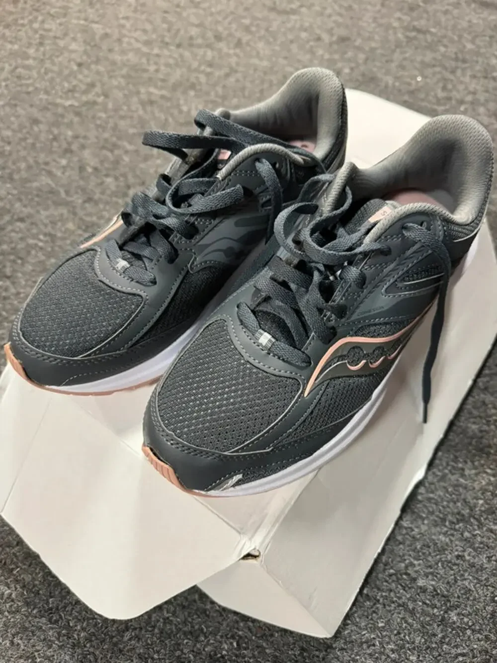 New Ladies Saucony Cohesion 17 Gray Pink Sneakers - Size 8.5